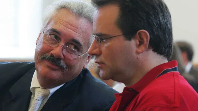 FILE - Defense attorney Gerald Kelly confers with defendant Stephen Stanko during a pretrial hearing at the Georgetown County Courthouse in Georgetown, S.C., Monday, July 31, 2006. (AP Photo/Tom Mur